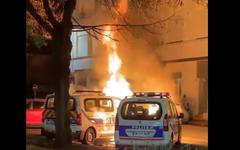 Firminy (42): Encore une voiture de police incendiée devant le commissariat de Firminy, c’est la troisième en 2 jours (MàJ)