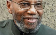 Innocenté pour l’assassinat de Malcolm X, Muhammad Aziz demande réparation après 20 ans de prison