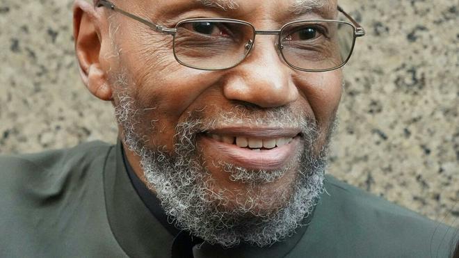 Innocenté pour l’assassinat de Malcolm X, Muhammad Aziz demande réparation après 20 ans de prison