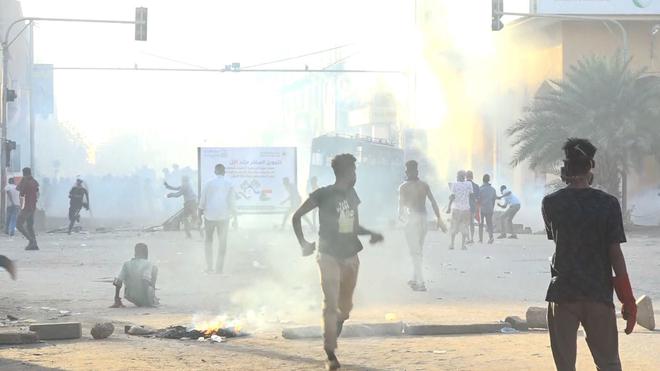 Soudan : la police disperse des milliers manifestants à coups de gaz lacrymogène