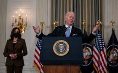 Joe Biden a présenté cette nuit sur Twitter le nouvel habitant à quatre pattes de la Maison Blanche, un chiot appelé "Commander" - Vidéo