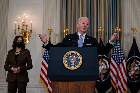 Joe Biden a présenté cette nuit sur Twitter le nouvel habitant à quatre pattes de la Maison Blanche, un chiot appelé "Commander" - Vidéo