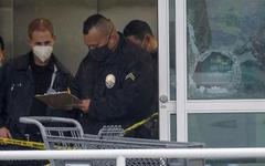 Los Angeles - Une adolescente de 14 ans tuée dans une cabine d'essayage par une balle perdue tirée par un policier intervenant pour une agression dans le magasin - Vidéo