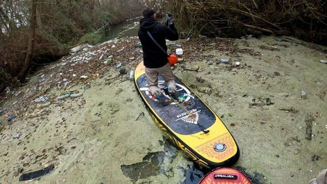 «Impossible de décrire ce dégoût» : Dans les Yvelines, des bras de la Seine étranglés par une décharge flottante