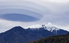 Pyrénées-Orientales : quel est cet étrange nuage apparu au-dessus du Canigou, qui fascine les Catalans ?