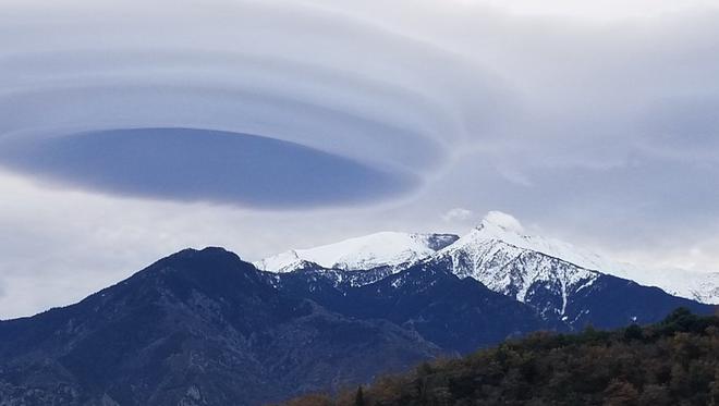 Pyrénées-Orientales : quel est cet étrange nuage apparu au-dessus du Canigou, qui fascine les Catalans ?
