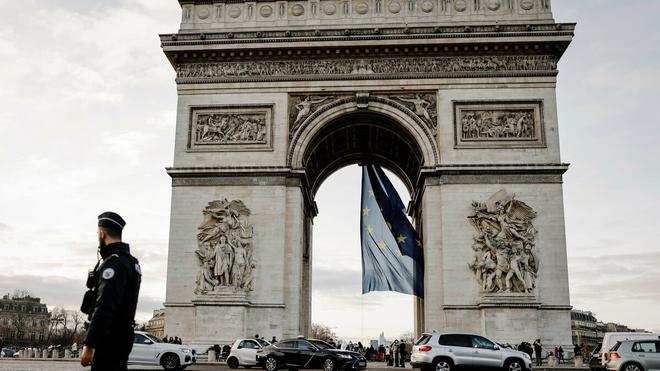 Polémique après l’apparition du drapeau européen sous l’Arc de Triomphe