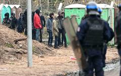 Calais : Violents affrontements « d’une violence inouïe » entre des CRS et une centaine de migrants armés de pierres, au moins 15 policiers blessés… « C’est une scène de guerre civile » (Vidéo)