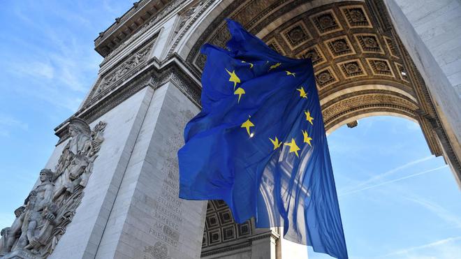 "Le drapeau français sera évidemment réinstallé" : sous l'Arc de Triomphe, la bannière européenne de la discorde