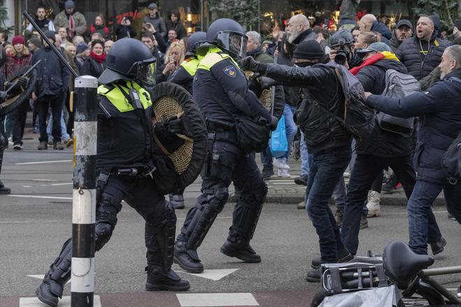 Pays-Bas : heurts entre la police et des manifestants opposés aux restrictions sanitaires (VIDEOS)