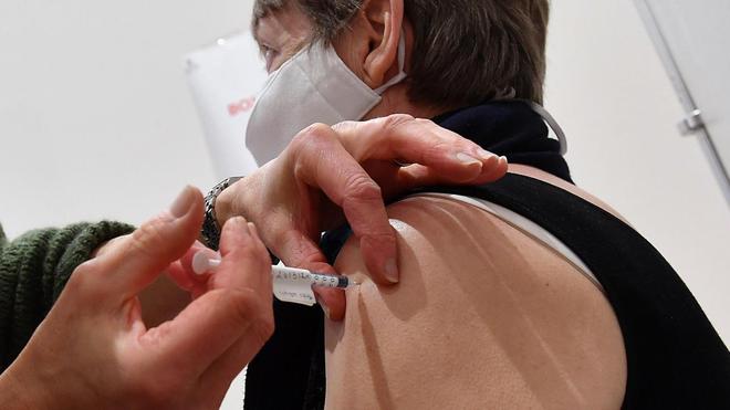 Vaccin: il faudra peut-être s’habituer à faire des doses de rappel, selon Olivier Véran