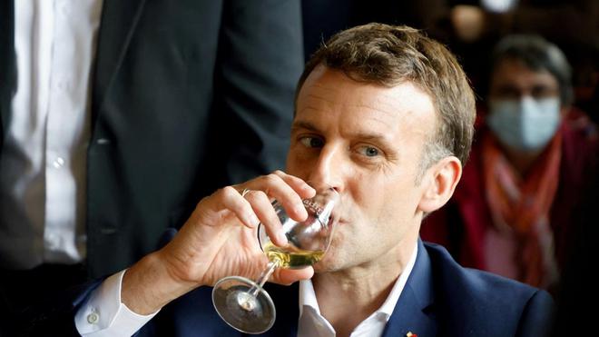 Emmanuel Macron reçoit un prix de "personnalité de l'année" pour son engagement en faveur du vin