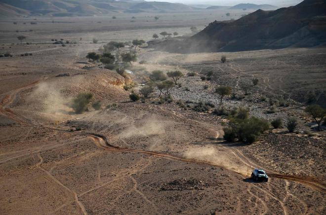 Explosion contre une voiture du Dakar : la course pourrait être arrêtée