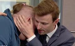 Un employé fond en larmes hier soir dans l'émission "Patron Incognito" sur M6 en découvrant la surprise offerte par son patron - VIDEO