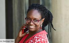 “Pas juste un truc de femmes” : Sibeth Ndiaye réagit aux propos d’Emmanuel Macron sur l’endométriose