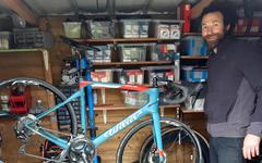 Au Val-d’Hazey, son atelier mobile de réparation de vélos cartonne