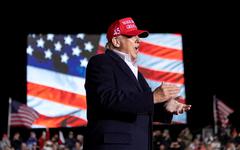 Rassemblement en Arizona | Donald Trump critique les politiciens voulant « contrôler » les vies des Américains