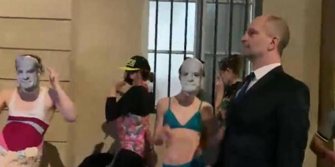 Des militants parodient Jean-Michel Blanquer à Ibiza devant son ministère