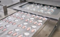 Covid-19 : l'Agence européenne des médicaments accorde une autorisation au Paxlovid, le traitement de Pfizer