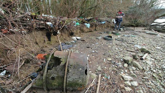 Crues, dépôts sauvages, mer de canettes... Pourquoi la Seine reste une décharge à ciel ouvert