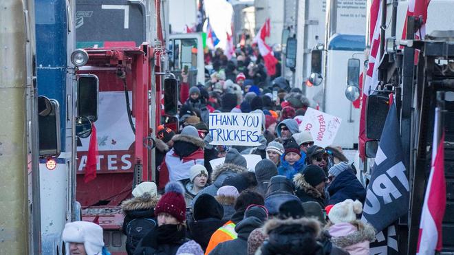Canada: Ottawa bloquée par des manifestants, Trudeau et sa famille escortés dans un lieu secret