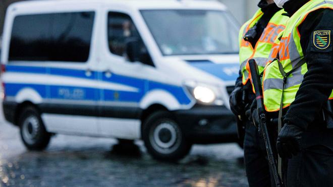 Allemagne : deux policiers abattus, les suspects activement recherchés