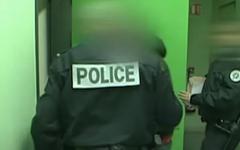 Policier armé recherché à Paris : Le Parquet annonce que sa femme est décédée après avoir été étranglée - Arnaud, 29 ans, avait déjà été poursuivi pour violences conjugales
