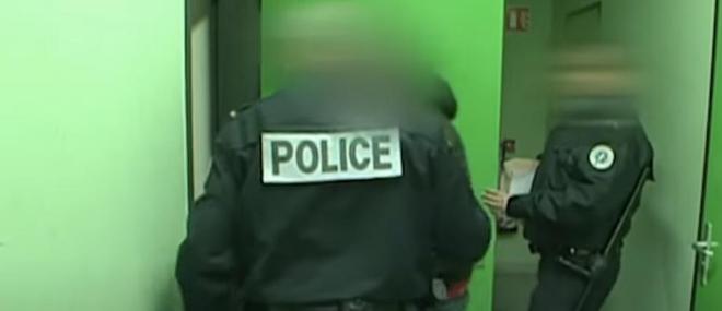 Policier armé recherché à Paris : Le Parquet annonce que sa femme est décédée après avoir été étranglée - Arnaud, 29 ans, avait déjà été poursuivi pour violences conjugales