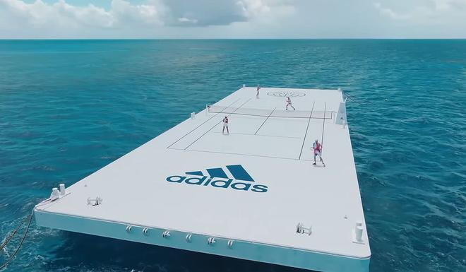 Adidas installe un terrain de tennis flottant construit à base de déchets plastiques