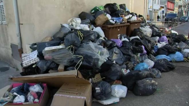 Grève des éboueurs : Marseille croule sous les déchets