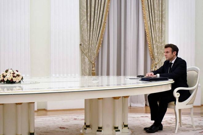 Ukraine: Pour Macron, il est dans l'intérêt de tous de maintenir la paix en Europe
