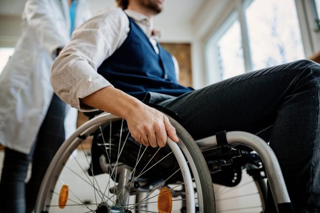 Grâce à la stimulation électrique, ces patients paraplégiques peuvent marcher à nouveau