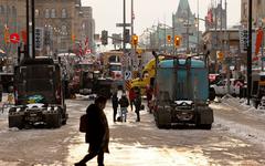 Covid-19 : au Canada, les manifestants continuent leurs blocages, certaines provinces allègent les restrictions sanitaires