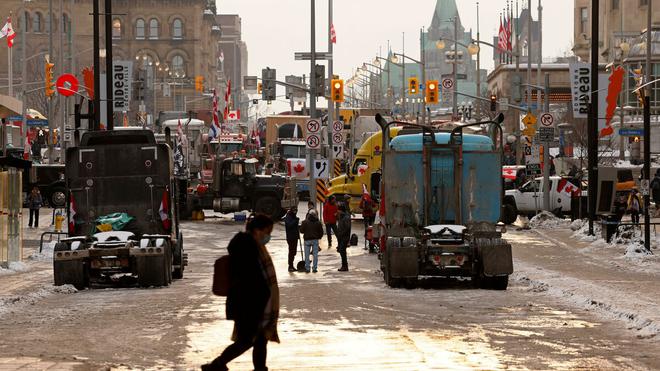 Covid-19 : au Canada, les manifestants continuent leurs blocages, certaines provinces allègent les restrictions sanitaires