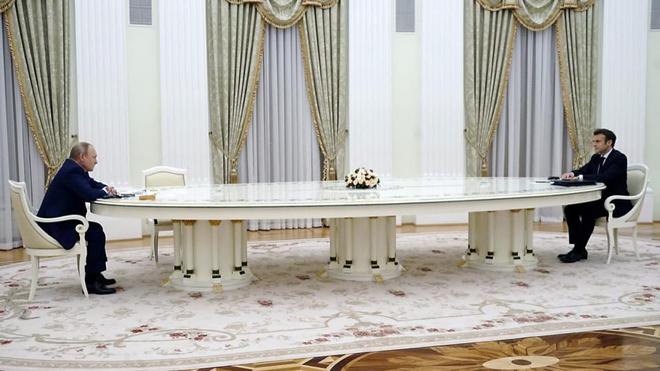 Crise en Ukraine : voici pourquoi Vladimir Poutine a imposé une aussi grande table à Emmanuel Macron