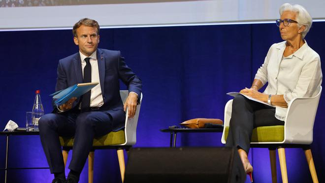 Emmanuel Macron décore Christine Lagarde, citée pour devenir sa Première ministre en cas de réélection