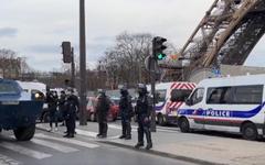 Convois de la liberté - Plusieurs véhicules ont pris position en fin d'après-midi devant la Tour Eiffel où la police est arrivée avec des véhicules blindés de la gendarmerie - Regardez