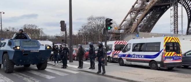 Convois de la liberté - Plusieurs véhicules ont pris position en fin d'après-midi devant la Tour Eiffel où la police est arrivée avec des véhicules blindés de la gendarmerie - Regardez