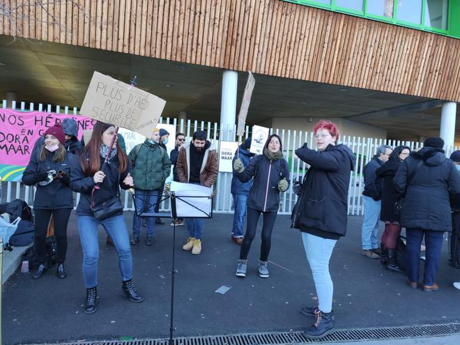 Femmes de ménage et personnel de cantine en grève au collège Dora Maar à Saint-Denis