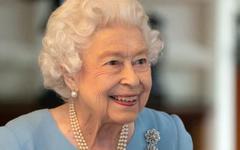 Le Palais de Buckingham annonce que la Reine Elisabeth II, 95 ans, vient d'être testée positive au Covid - Elle aurait des symptômes légers pour l'instant