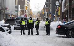 Convoi de la liberté au Canada : la police évacue en partie Ottawa après des affrontements (VIDEO)