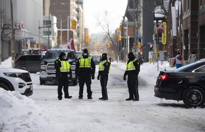 Convoi de la liberté au Canada : la police évacue en partie Ottawa après des affrontements (VIDEO)