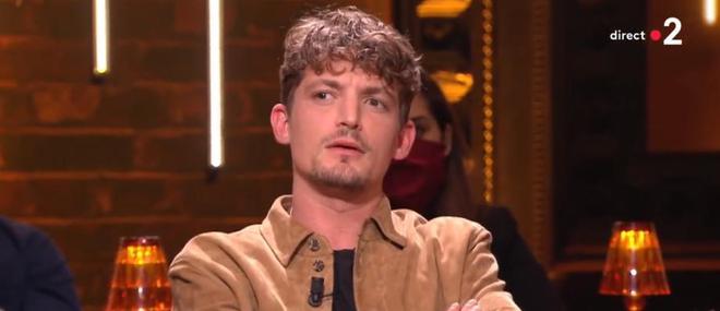 L'acteur Niels Schneider révèle chez Laurent Ruquier sur France 2, ne plus pouvoir se rendre à Venise en Italie, depuis qu'il s'est promené entièrement nu dans les rues de la ville - Vidéo