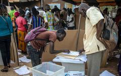 Les Burkinabè élisent leurs président et députés dans un climat tendu