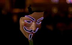 Guerre en Ukraine : la télévision russe a-t-elle été "piratée par des Anonymous" ?