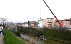 Carcassonne : la pénichette échouée a enfin été sortie des eaux du canal du Midi