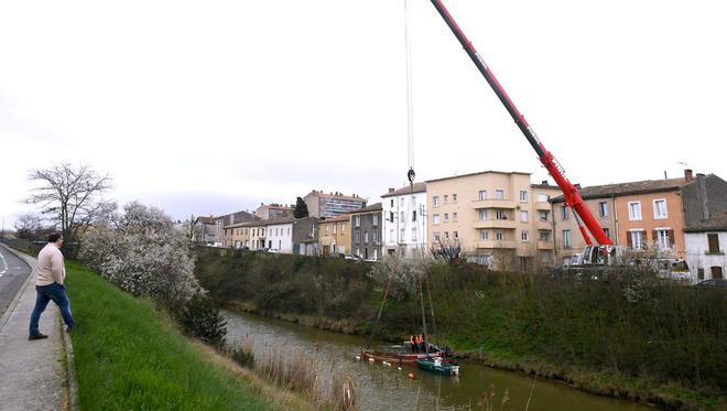 Carcassonne : la pénichette échouée a enfin été sortie des eaux du canal du Midi