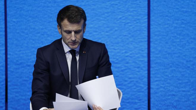 Macron au plus haut : "En période de crise, les Français serrent les rangs autour du président sortant"