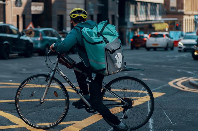 Deliveroo France devant la justice pénale pour travail dissimulé