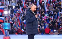 Ukraine: Poutine s'adresse aux Russes dans un stade plein et dénonce un "génocide" dans le Donbass
